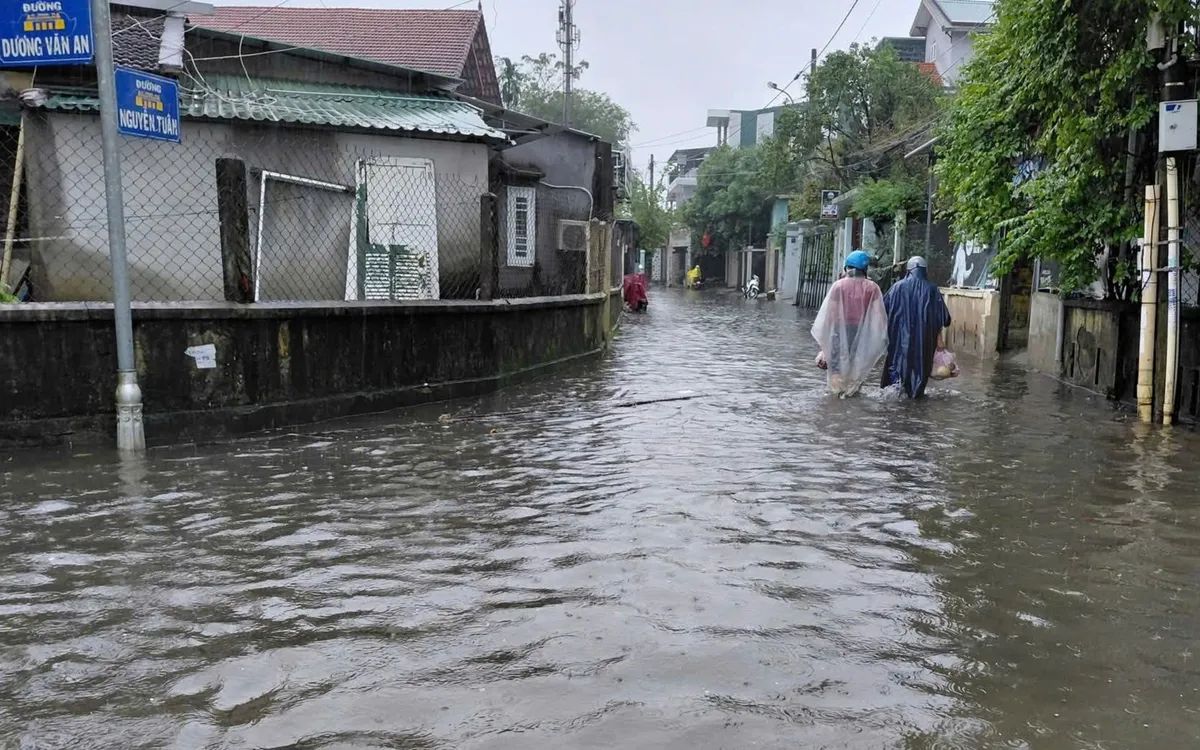 Mưa lớn gây ngập cục bộ tại ngã 3 đường Dương Văn An - Nguyễn Tuân. Ảnh: SKĐS