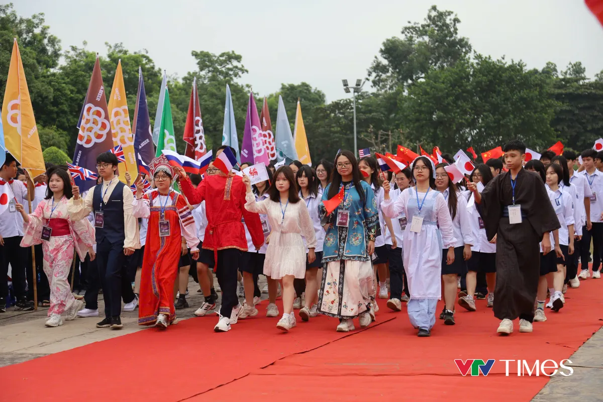 Ấn tượng 'lễ rước vòng nguyệt quế' Olympia 2025 về Hà Nội cùng Bảo Khánh- Ảnh 3. Ấn tượng 'lễ rước vòng nguyệt quế' Olympia 2025 về Hà Nội cùng Bảo Khánh- Ảnh 3.