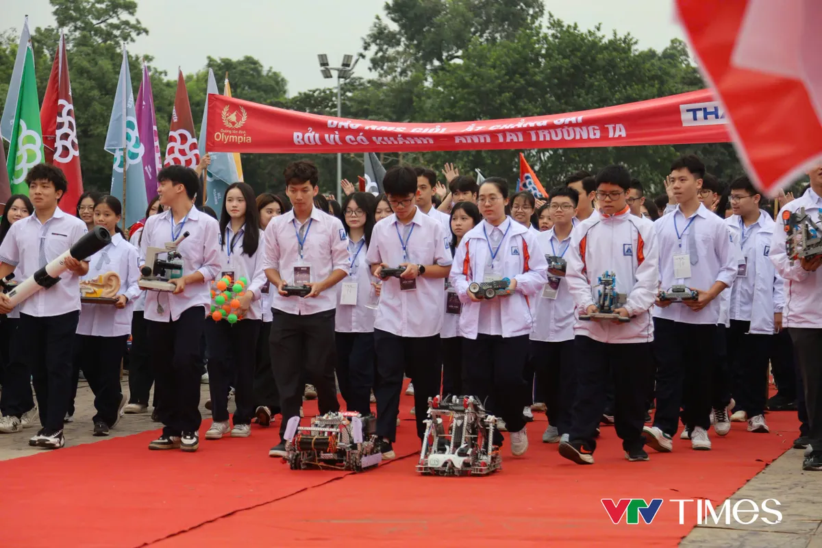 Ấn tượng 'lễ rước vòng nguyệt quế' Olympia 2025 về Hà Nội cùng Bảo Khánh- Ảnh 4. Ấn tượng 'lễ rước vòng nguyệt quế' Olympia 2025 về Hà Nội cùng Bảo Khánh- Ảnh 4.