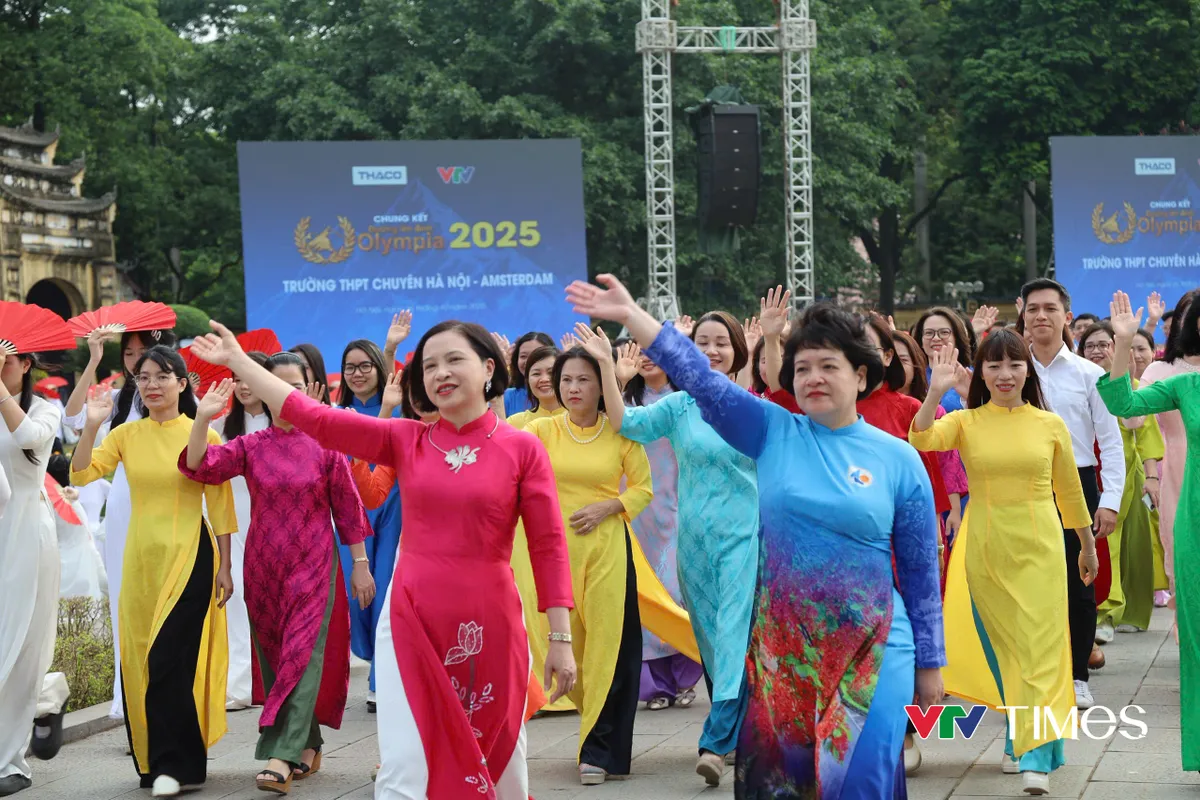 Ấn tượng 'lễ rước vòng nguyệt quế' Olympia 2025 về Hà Nội cùng Bảo Khánh- Ảnh 1. Ấn tượng 'lễ rước vòng nguyệt quế' Olympia 2025 về Hà Nội cùng Bảo Khánh- Ảnh 1.