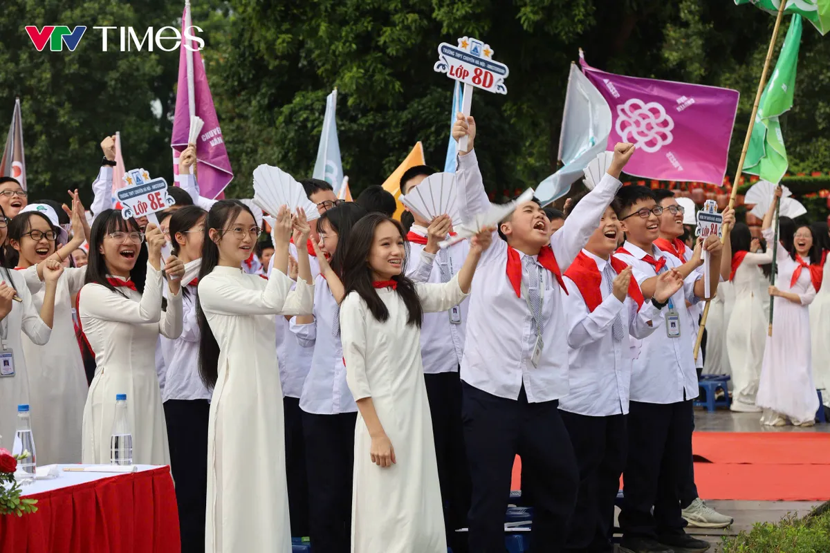 Điểm cầu Hà Nội ăn mừng chiến thắng của nhà vô địch Olympia năm thứ 25 - Ảnh 1.