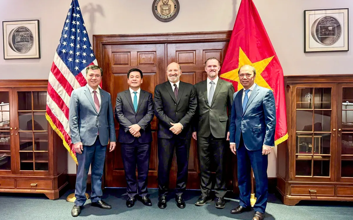 Bên lề Hội nghị Cấp cao ASEAN - Hoa Kỳ lần thứ 13, Bộ trưởng Nguyễn Hồng Diên đã có cuộc gặp gỡ với Trưởng Đại diện Thương mại Hoa Kỳ (USTR) Jamieson Greer, trao đổi thống nhất đẩy nhanh tiến độ để đi tới kết thúc đàm phán, hướng đến hoàn thành Hiệp định thương mại đối ứng, công bằng và cân bằng Bên lề Hội nghị Cấp cao ASEAN - Hoa Kỳ lần thứ 13, Bộ trưởng Nguyễn Hồng Diên đã có cuộc gặp gỡ với Trưởng Đại diện Thương mại Hoa Kỳ (USTR) Jamieson Greer, trao đổi thống nhất đẩy nhanh tiến độ để đi tới kết thúc đàm phán, hướng đến hoàn thành Hiệp định thương mại đối ứng, công bằng và cân bằng