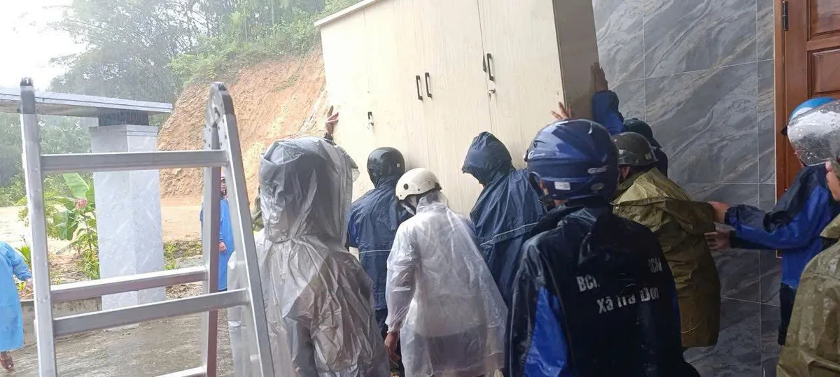 Đà Nẵng: “Hố tử thần”xuất hiện sau mưa lớn, nhiều nhà dân bị sạt lở vùi lấp - Ảnh 5.
