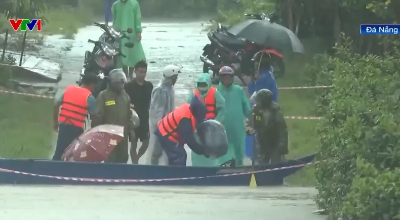 Đà Nẵng: Xã Thượng Đức bị cô lập, hơn 80% thôn ngập sâu trong lũ - Ảnh 1.