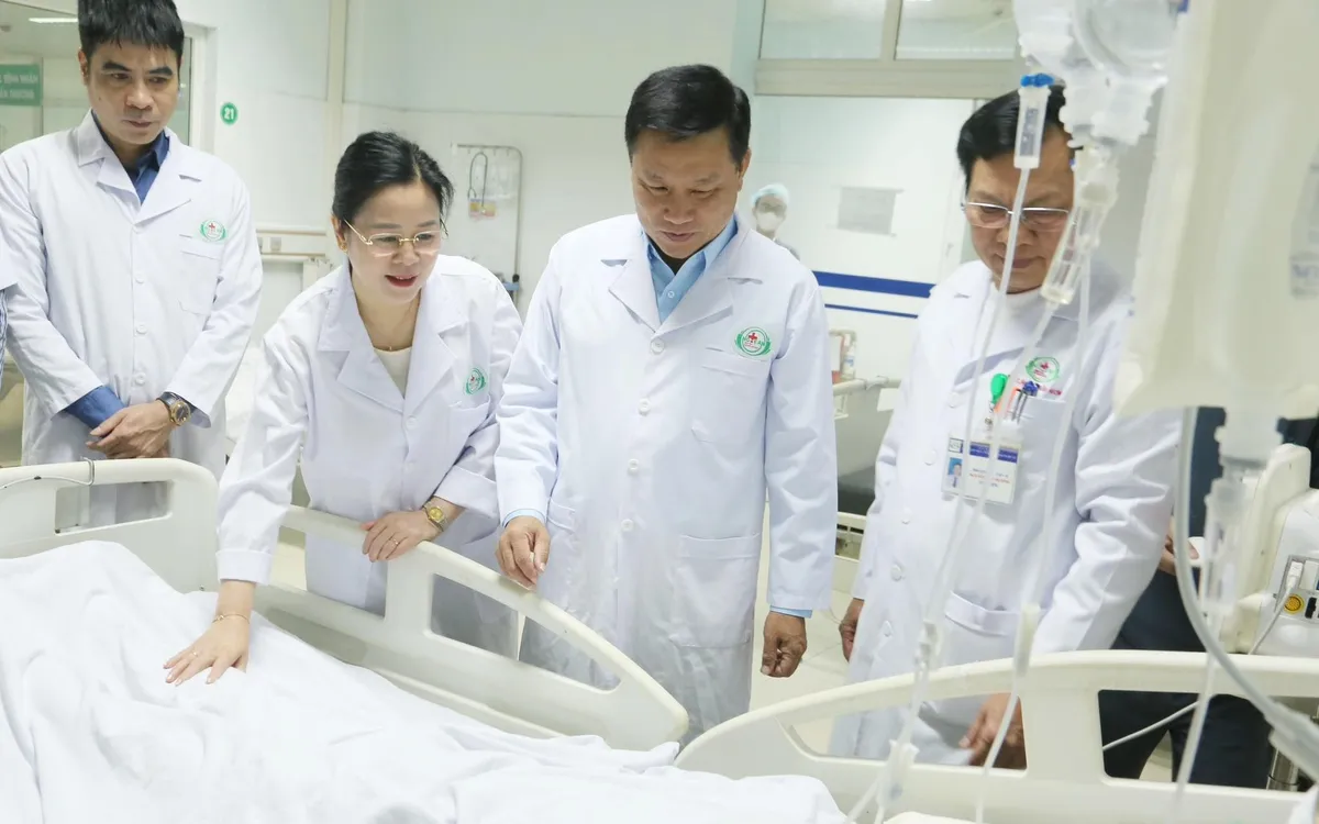 Điều dưỡng Nguyễn Thùy Trang đang phải tiếp tục điều trị tại Bệnh viện Hữu nghị Đa khoa Nghệ An.