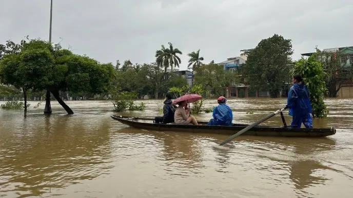 Sơ tán khẩn cấp người dân thành phố Huế và Đà Nẵng trước nguy cơ ngập lụt - Ảnh 1.