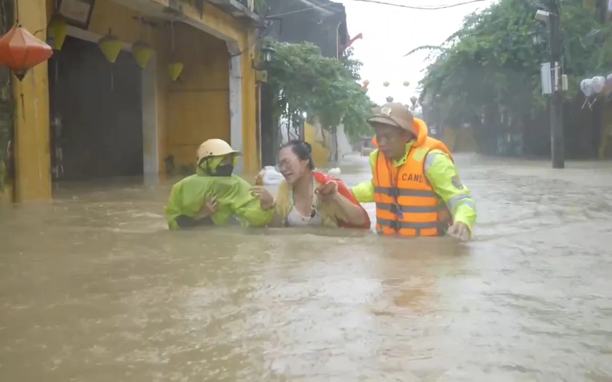 Các tuyến đường ven sông Hoài đã ngập sâu.