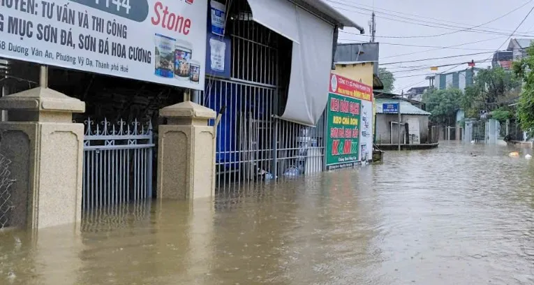 Sơ tán khẩn cấp người dân thành phố Huế và Đà Nẵng trước nguy cơ ngập lụt - Ảnh 2.