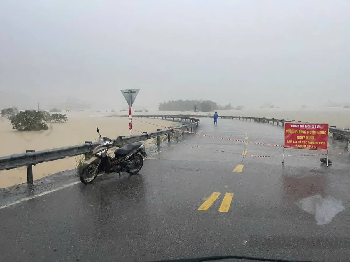 Đà Nẵng : Sơ tán dân vùng lũ, bảo đảm an toàn trong mưa lớn kéo dài. - Ảnh 1.