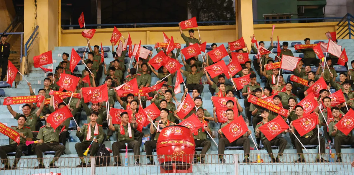 Thắng trong thế thiếu người, Công an Hà Nội "phả hơi nóng" vào Ninh Bình FC- Ảnh 3.