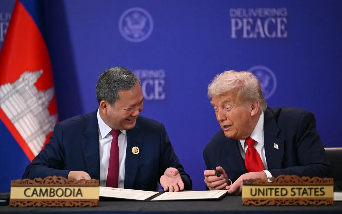 Tổng thống Mỹ Trump (bên phải) nói chuyện với Thủ tướng Campuchia Hun Manet trong lễ ký kết thỏa thuận ngừng bắn giữa Campuchia và Thái Lan tại Kuala Lumpur, ngày 26/10/205 (Ảnh: AFP)