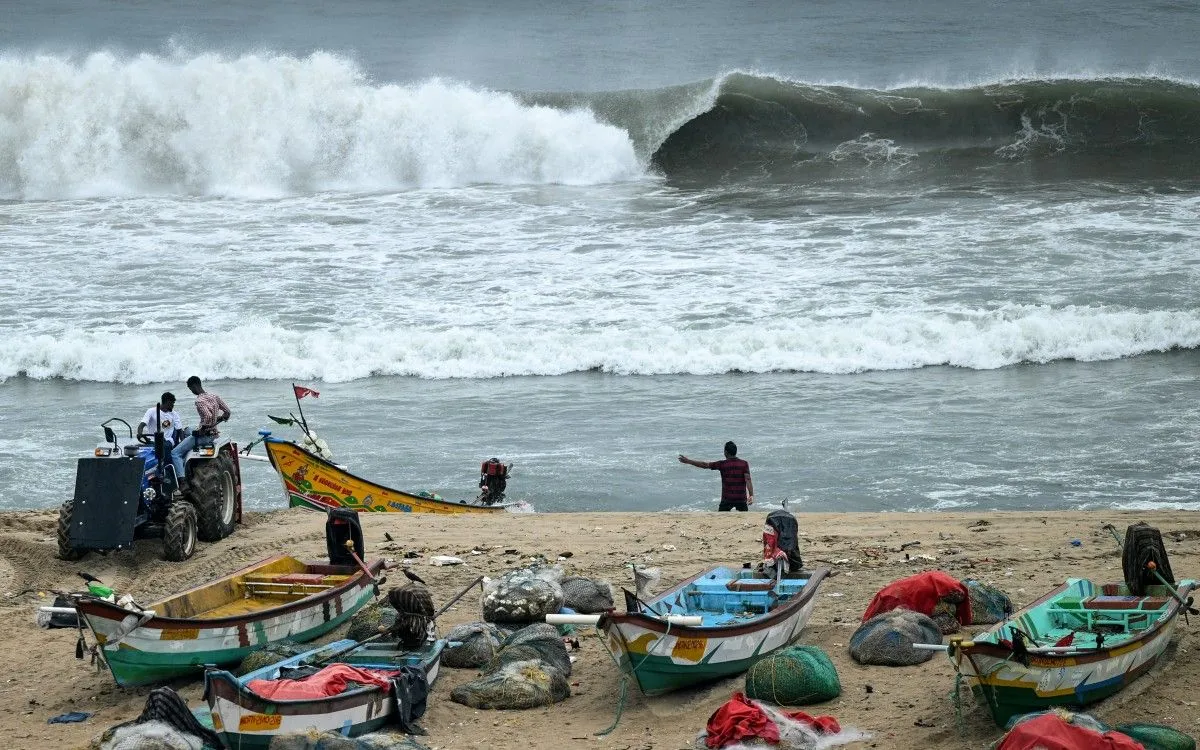 Chính quyền Ấn Độ đã đưa khoảng 50.000 người đến các trại cứu trợ ở bang Andhra Pradesh trước khi bão Montha đổ bộ (Ảnh: AFP)