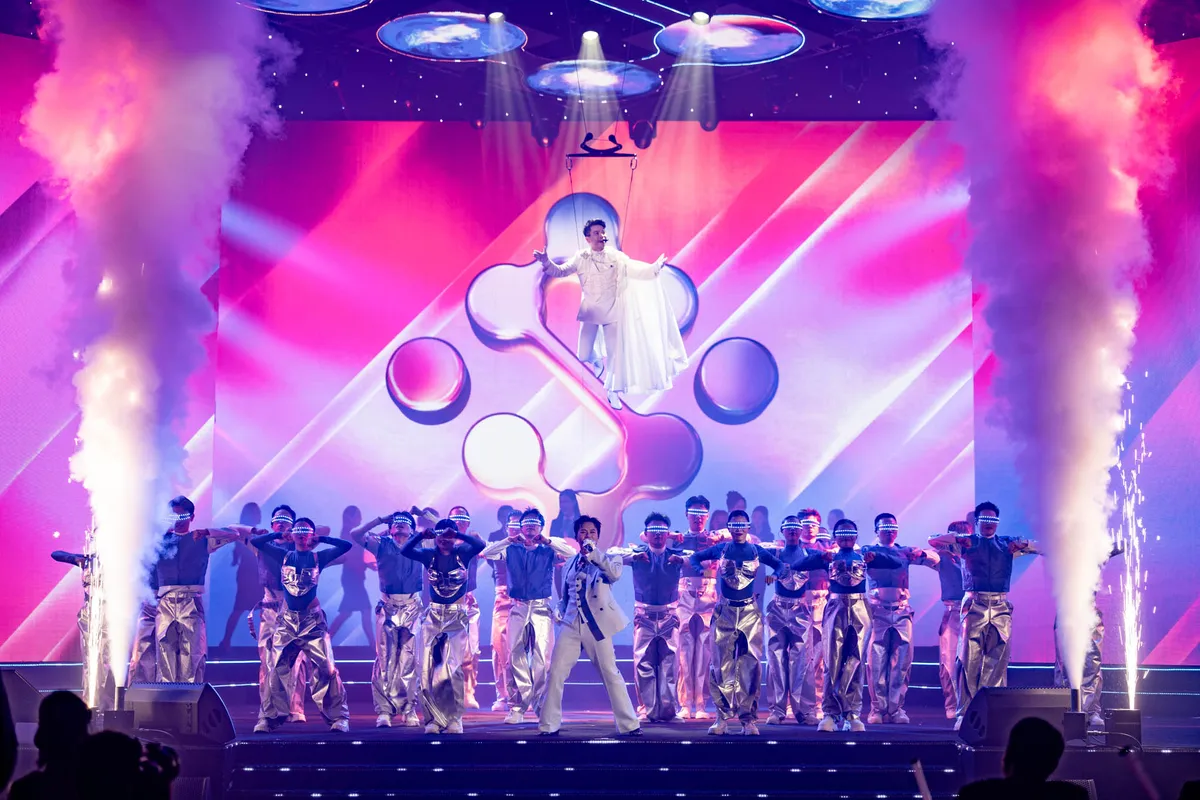 Chủ tịch KienlongBank kể chuyện thương hiệu bằng m&agrave;n tr&igrave;nh diễn &ldquo;hot&rdquo; như anh trai vượt ng&agrave;n ch&ocirc;ng gai - Ảnh 1.