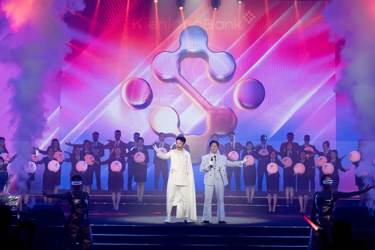 Chủ tịch KienlongBank kể chuyện thương hiệu bằng m&agrave;n tr&igrave;nh diễn &ldquo;hot&rdquo; như anh trai vượt ng&agrave;n ch&ocirc;ng gai - Ảnh 2.