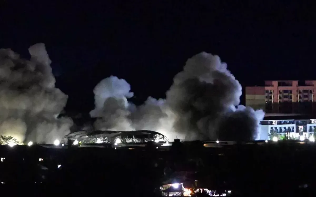 Khói bốc lên từ KK Park - một tụ điểm lừa đảo lớn ở Myawaddy, Myanmar - sau một loạt vụ nổ tối 25/10/2025 (Ảnh: Bangkok Post)