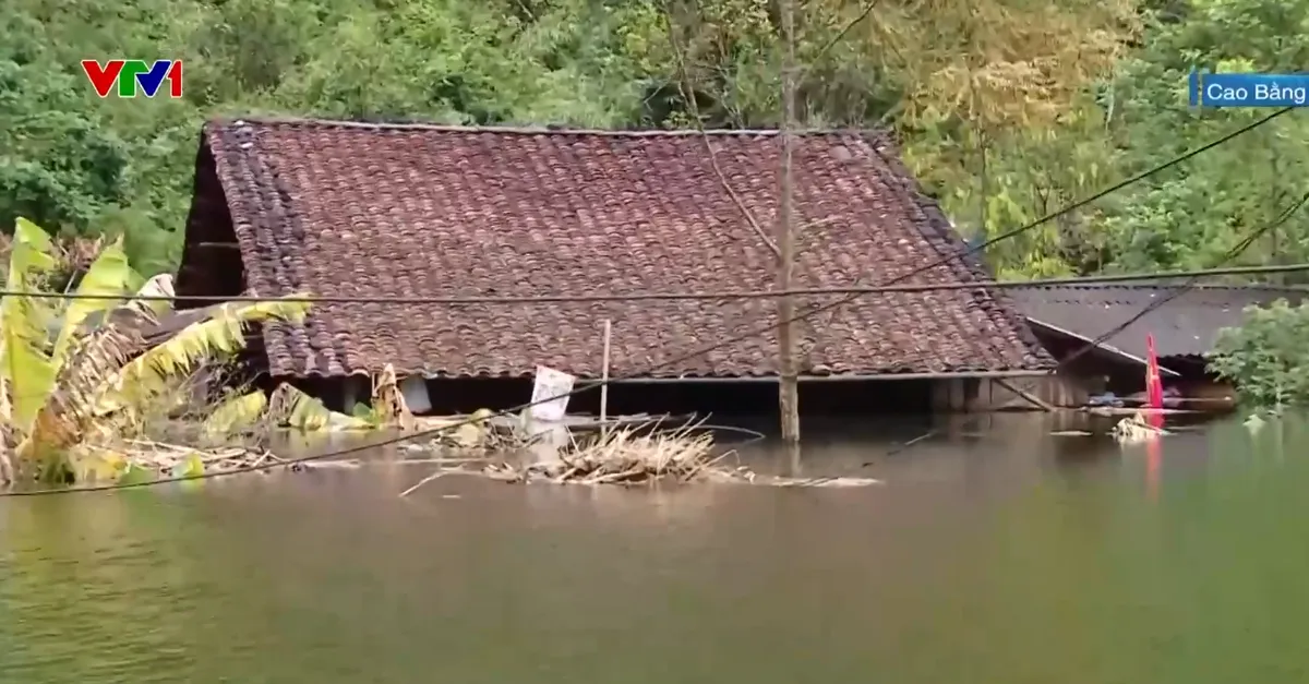 Khó khăn sau lũ chồng lũ ở Cao Bằng, nhiều thôn nước vẫn ngập đến nóc nhà - Ảnh 2.