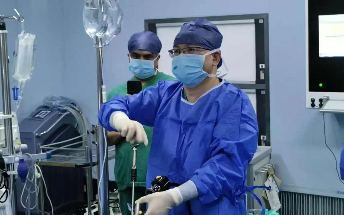 Một ca phẫu thuật sử dụng công nghệ nội soi cột sống hai kênh một cổng (UBD) do Trung Quốc phát triển, ngày 13/10/2025. (Ảnh: China Daily)