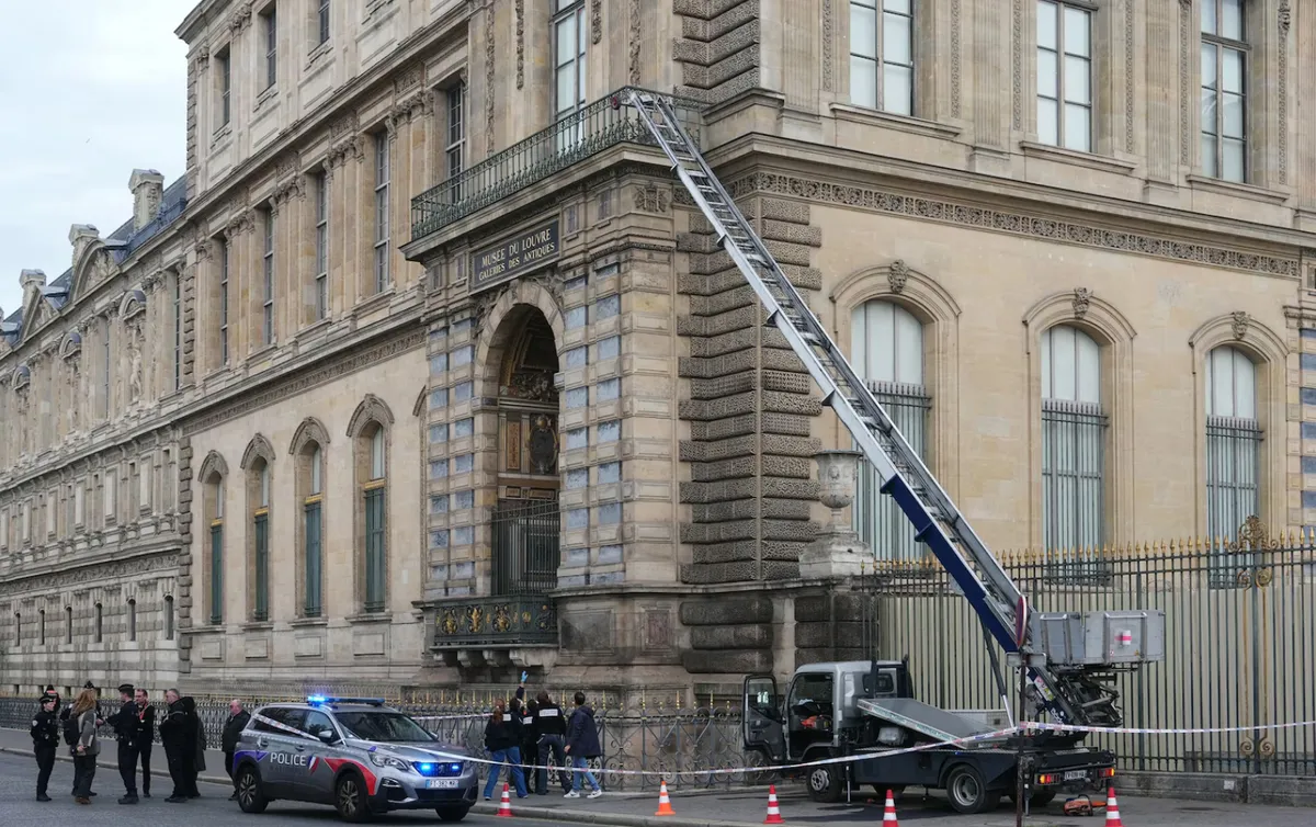 “Điểm đột nhập” Bảo tàng Louvre bất ngờ thành tọa độ check-in mới của du khách- Ảnh 1. “Điểm đột nhập” Bảo tàng Louvre bất ngờ thành tọa độ check-in mới của du khách- Ảnh 1.