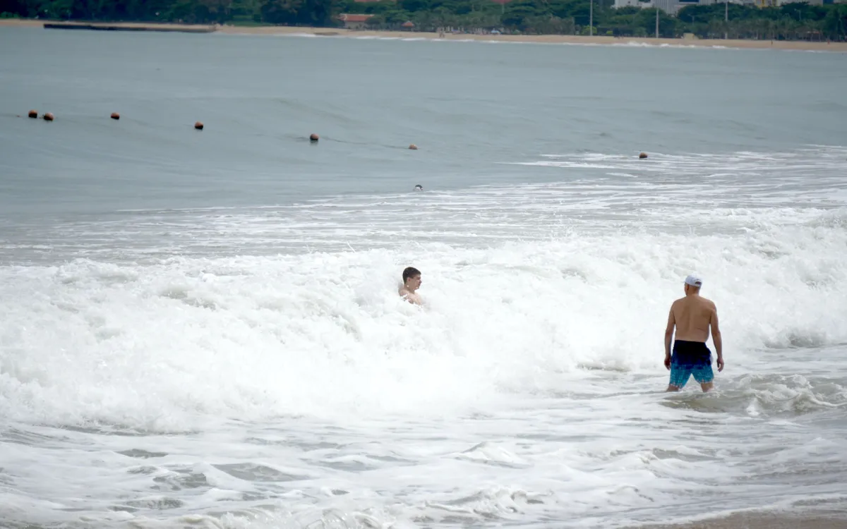 Biển Nha Trang có sóng lớn do ảnh hưởng thời tiết.