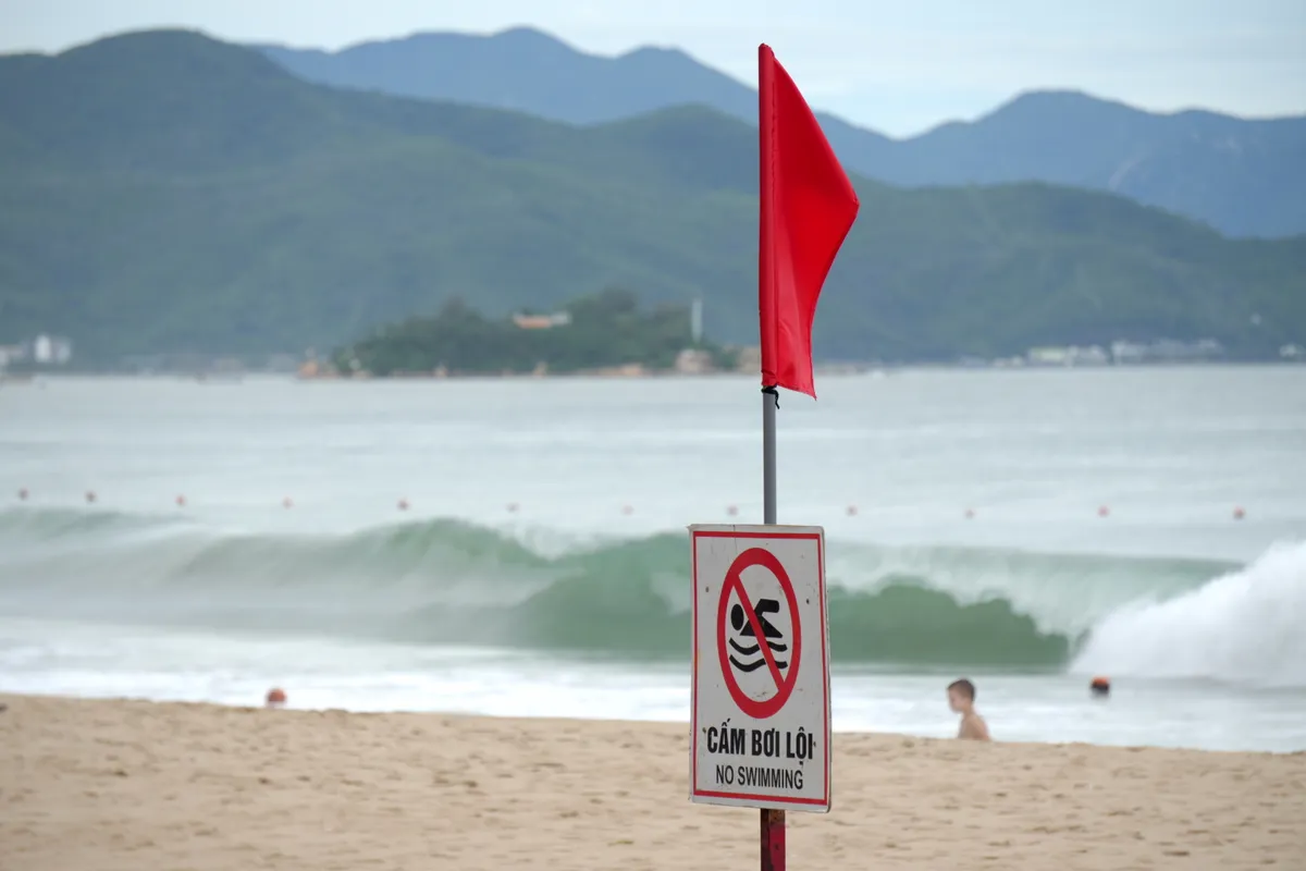 Khánh Hoà: Cứu sống người dân bị đuối nước. Khuyến cáo người dân và du khách không tắm biển nơi nguy hiểm - Ảnh 2.