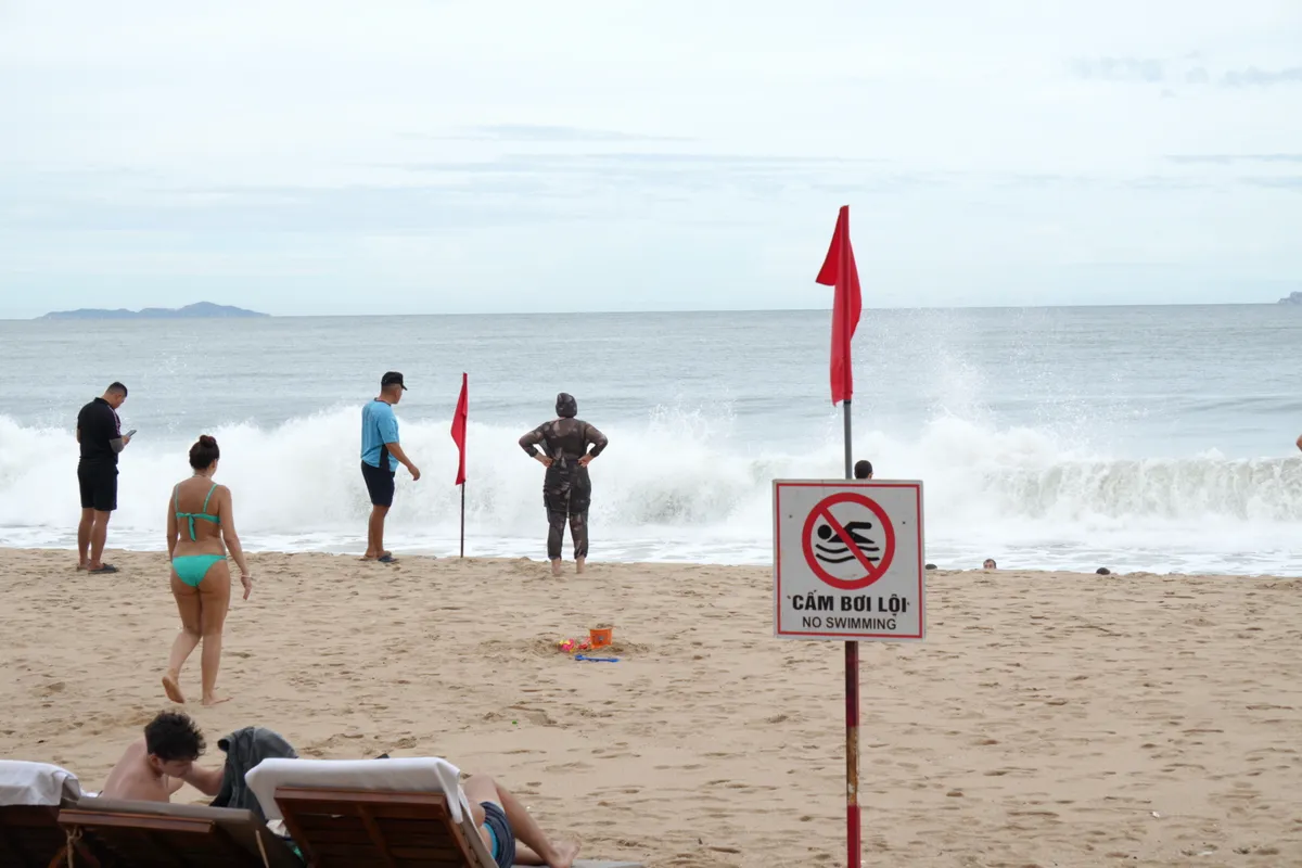 Khánh Hoà: Cứu sống người dân bị đuối nước. Khuyến cáo người dân và du khách không tắm biển nơi nguy hiểm - Ảnh 1.