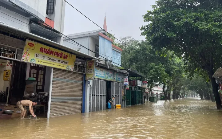 Tình trạng ngập lụt sẽ sâu hơn và mở rộng hơn ở vùng trũng thấp, ven sông thuộc 28 xã, phường tại thành phố Huế. Tình trạng ngập lụt sẽ sâu hơn và mở rộng hơn ở vùng trũng thấp, ven sông thuộc 28 xã, phường tại thành phố Huế.