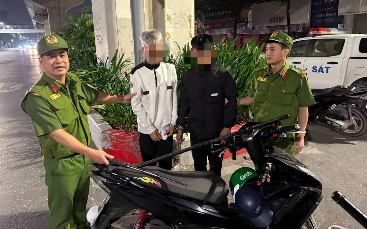 Hai thanh niên mang theo hung khí hành hung người đi đường ở Hà Nội - Ảnh 1.