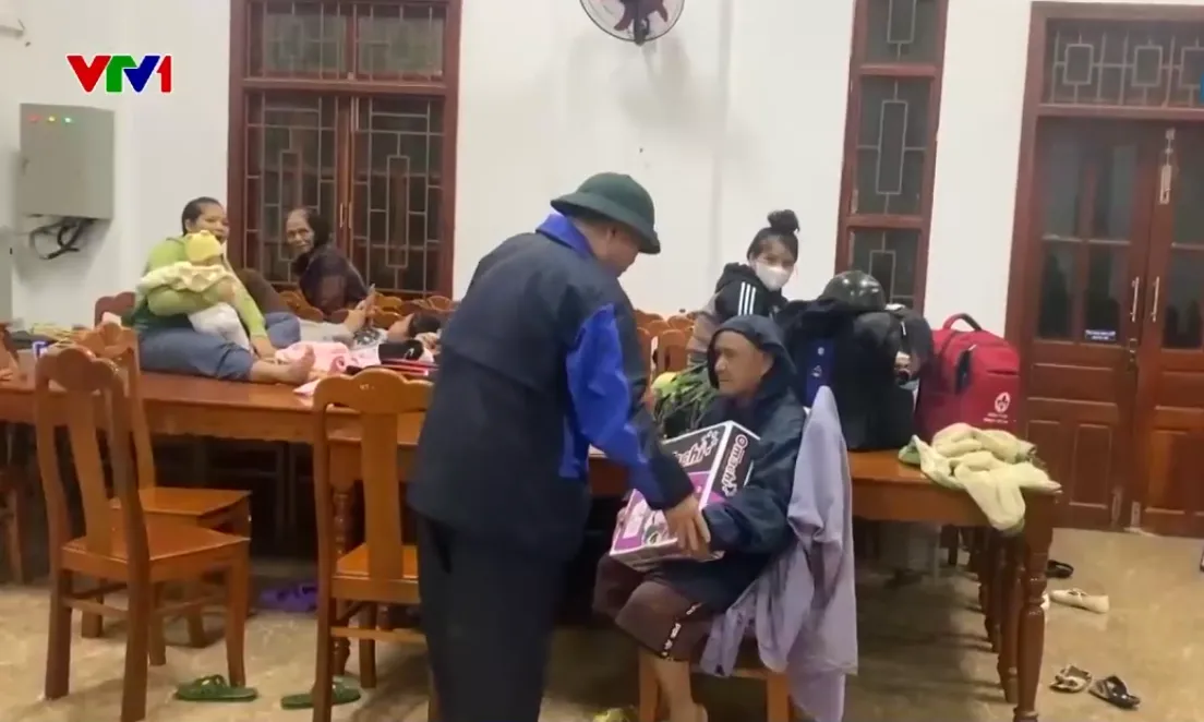 Nguy cơ sạt lở, ngập lụt do mưa lũ, Đà Nẵng di dời hàng trăm hộ dân đến nơi an toàn - Ảnh 1.
