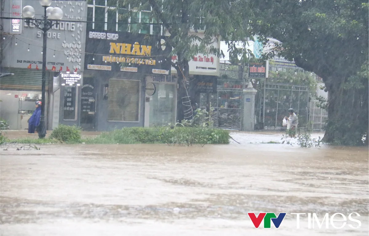 Mưa lớn kéo dài, nhiều tuyến đường ở Huế ngập sâu - Ảnh 4.