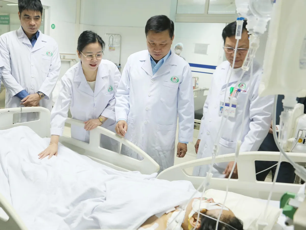 Nghệ An: T&iacute;ch cực điều trị sức khỏe nữ điều dưỡng bị trọng thương trong vụ tấn c&ocirc;ng tại bệnh viện - Ảnh 1.