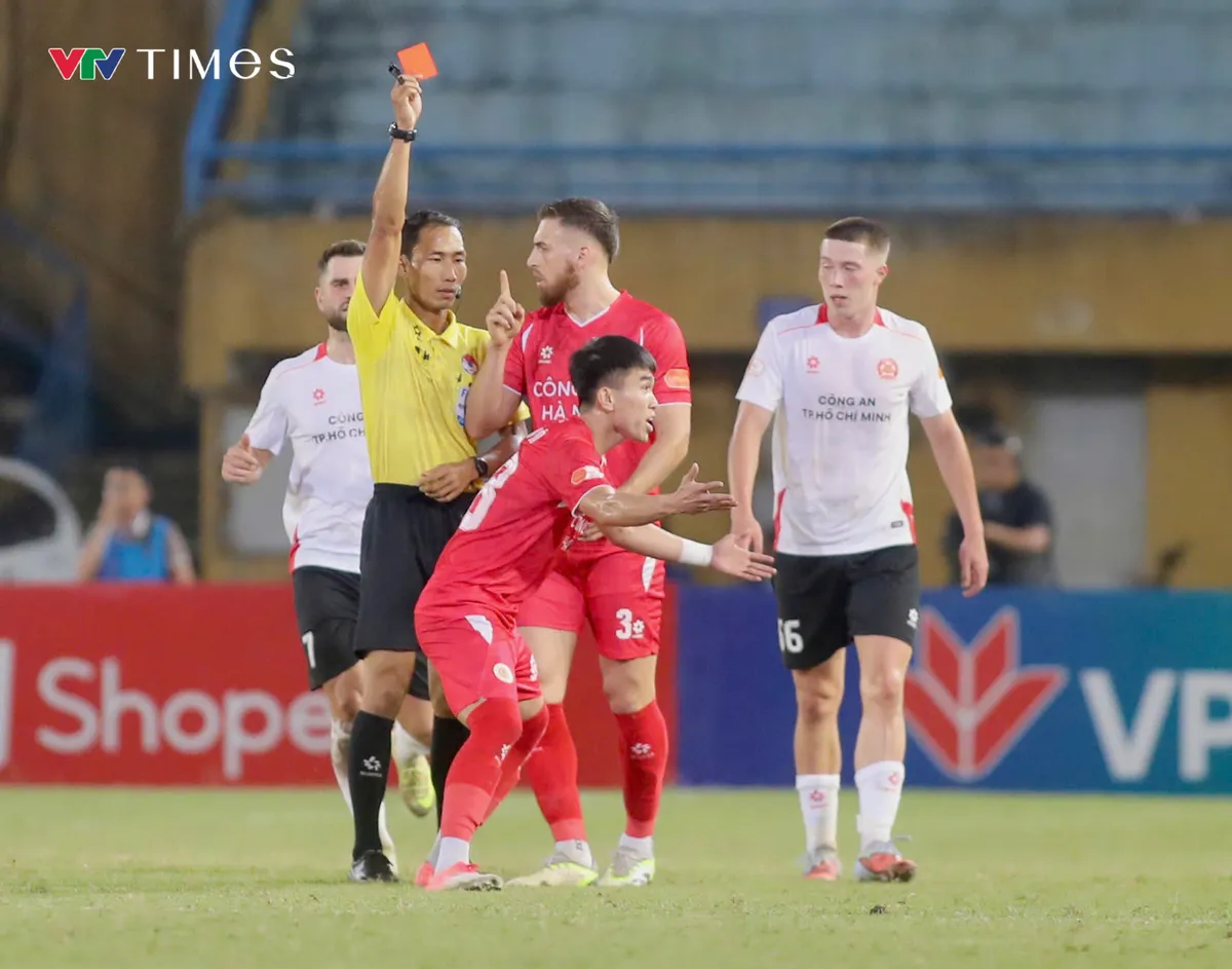 Thắng trong thế thiếu người, Công an Hà Nội "phả hơi nóng" vào Ninh Bình FC- Ảnh 1.