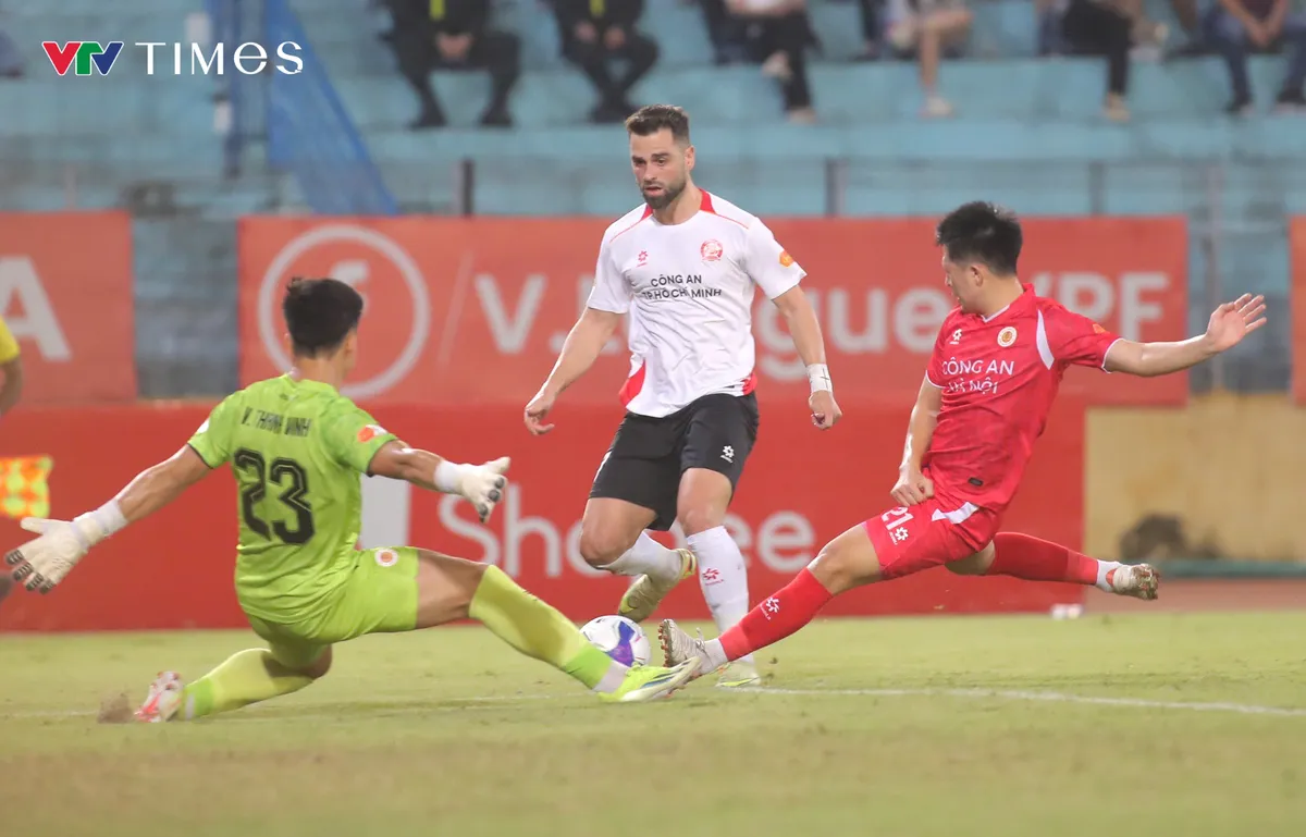 Thắng trong thế thiếu người, Công an Hà Nội "phả hơi nóng" vào Ninh Bình FC- Ảnh 2.