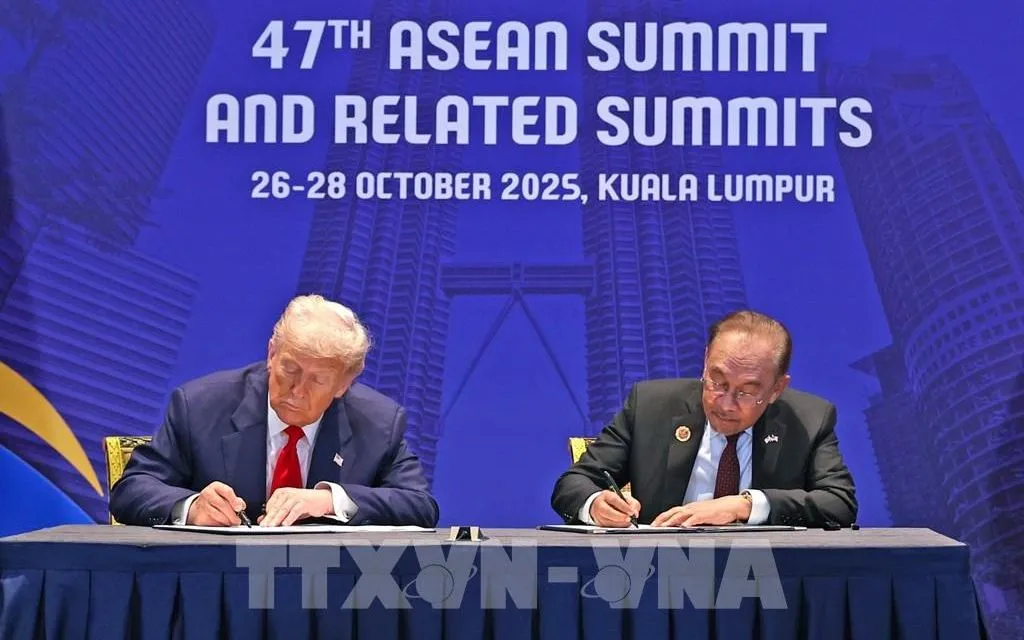 Thủ tướng Anwar Ibrahim và Tổng thống Mỹ Donald Trump ký Thỏa thuận thương mại song phương. Ảnh: Bernama
