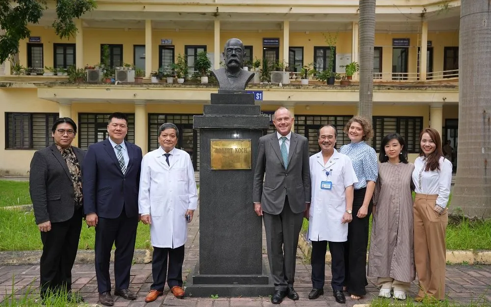 Đoàn đại biểu Liên minh Nghị sĩ toàn cầu về phòng chống lao tham quan và làm việc tại Bệnh viện Phổi Trung ương