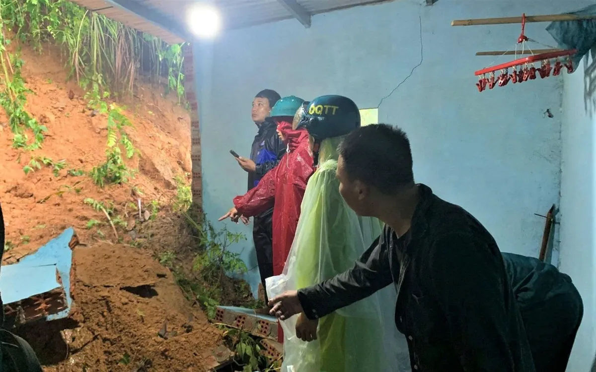 Tại các khu vực miền núi và vùng thấp trũng, nguy cơ sạt lở và ngập úng cao.