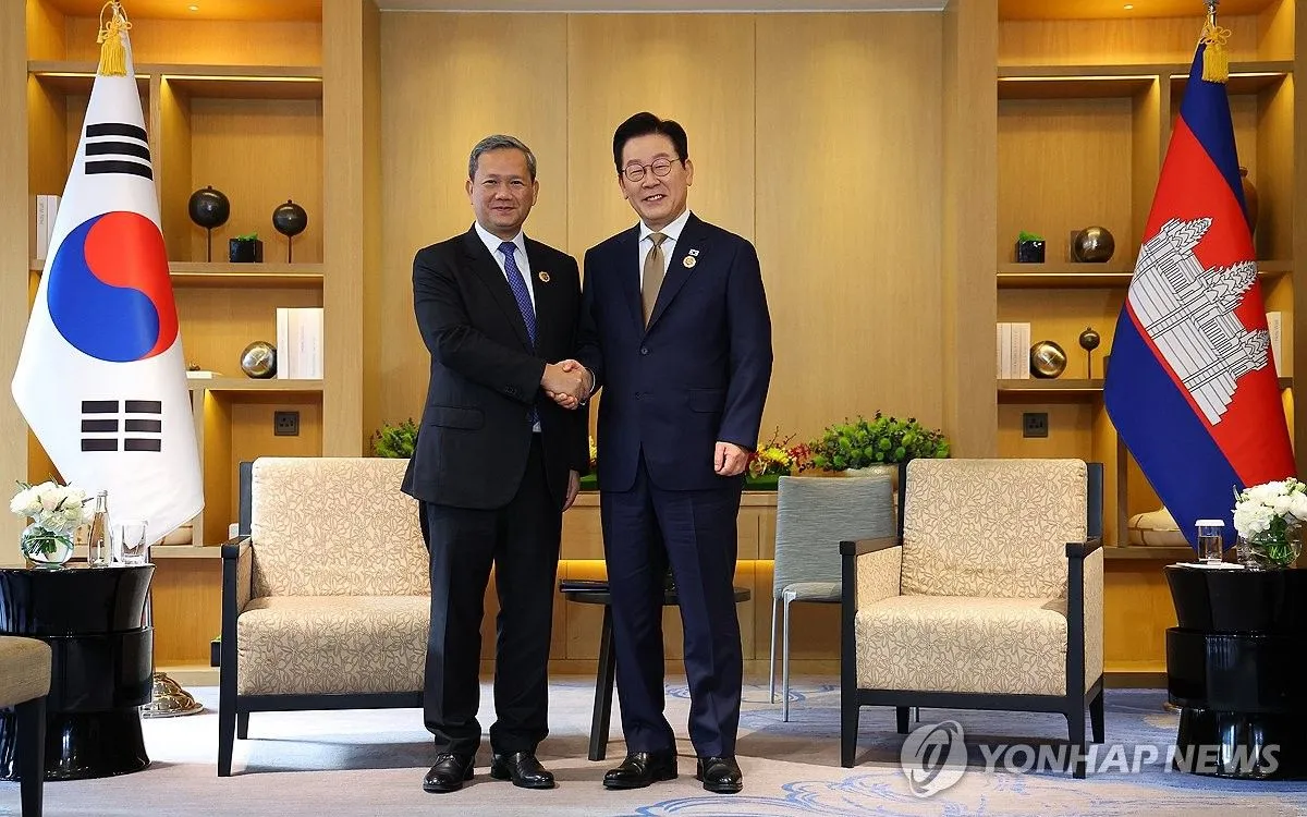 Tổng thống Lee Jae Myung (bên phải) và Thủ tướng Campuchia Hun Manet tại Kuala Lumpur, Malaysia, bên lề hội nghị thượng đỉnh Hiệp hội các quốc gia Đông Nam Á (Ảnh: Yonhap)