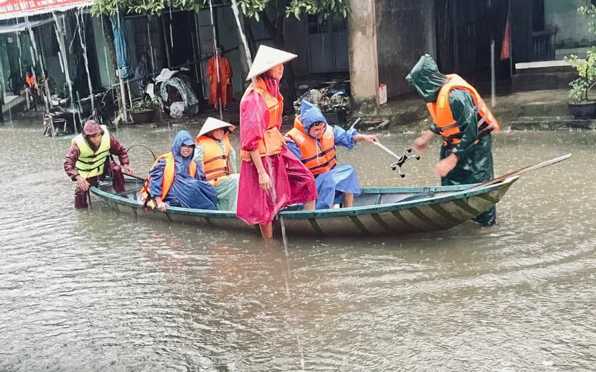 Nước lũ lên nhanh khiến nhiều nơi ở thành phố Đà Nẵng bị cô lập Nước lũ lên nhanh khiến nhiều nơi ở thành phố Đà Nẵng bị cô lập