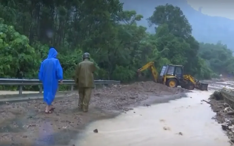 Sạt lở chia cắt giao thông nghiêm trọng tại miền Trung- Ảnh 1. Sạt lở chia cắt giao thông nghiêm trọng tại miền Trung- Ảnh 1.