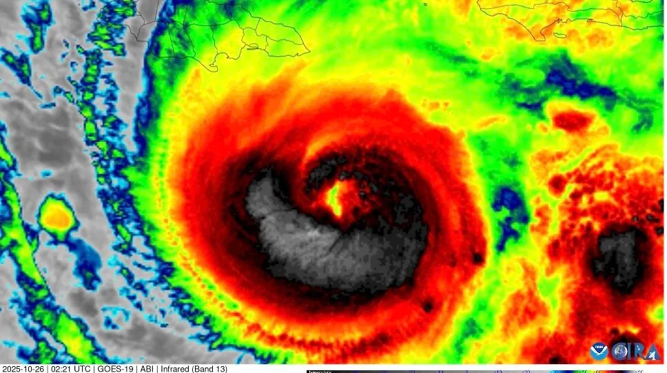 Người dân Jamaica chuẩn bị ứng phó bão cuồng phong Melissa - Ảnh 2.