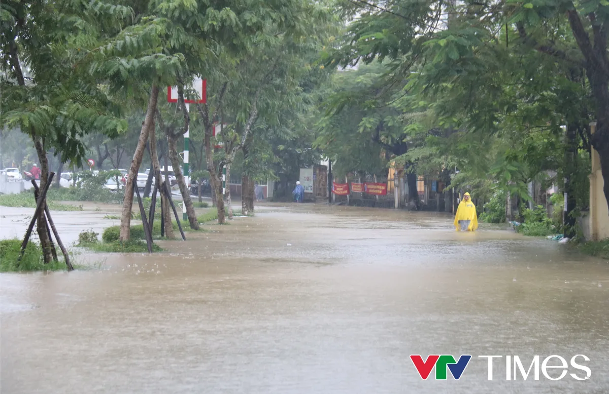 Mưa lớn kéo dài, nhiều tuyến đường ở Huế ngập sâu - Ảnh 1.