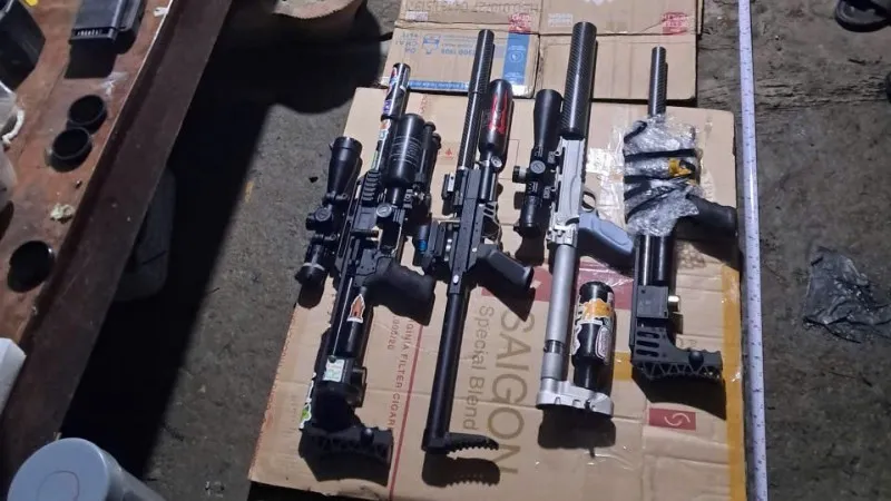 Bắt giữ đối tượng vận chuyển s&uacute;ng qu&acirc;n dụng c&ugrave;ng hơn 50 vi&ecirc;n đạn - Ảnh 2.