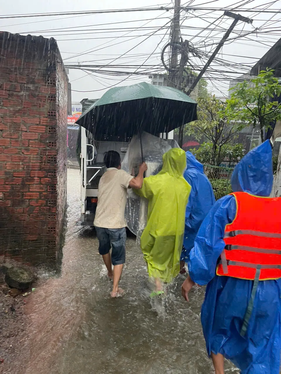 Nước lũ lên nhanh khiến nhiều nơi ở thành phố Đà Nẵng bị cô lập - Ảnh 4.