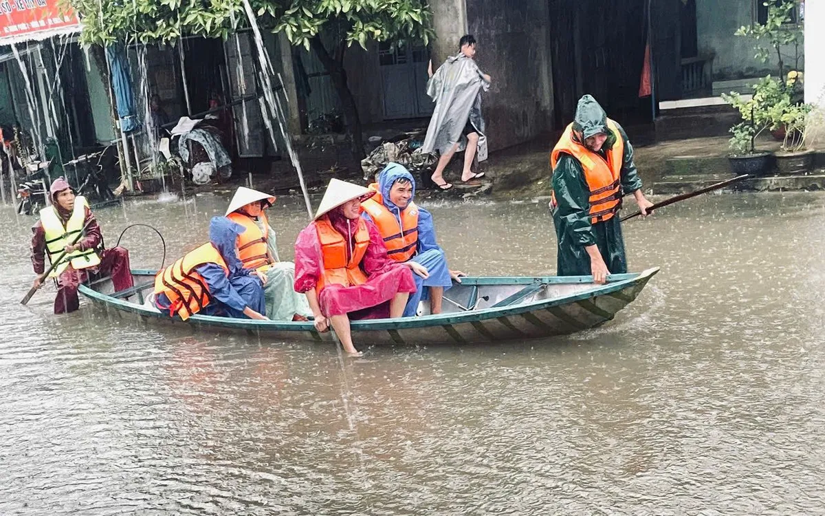 Nước lũ lên nhanh khiến nhiều nơi ở thành phố Đà Nẵng bị cô lập.