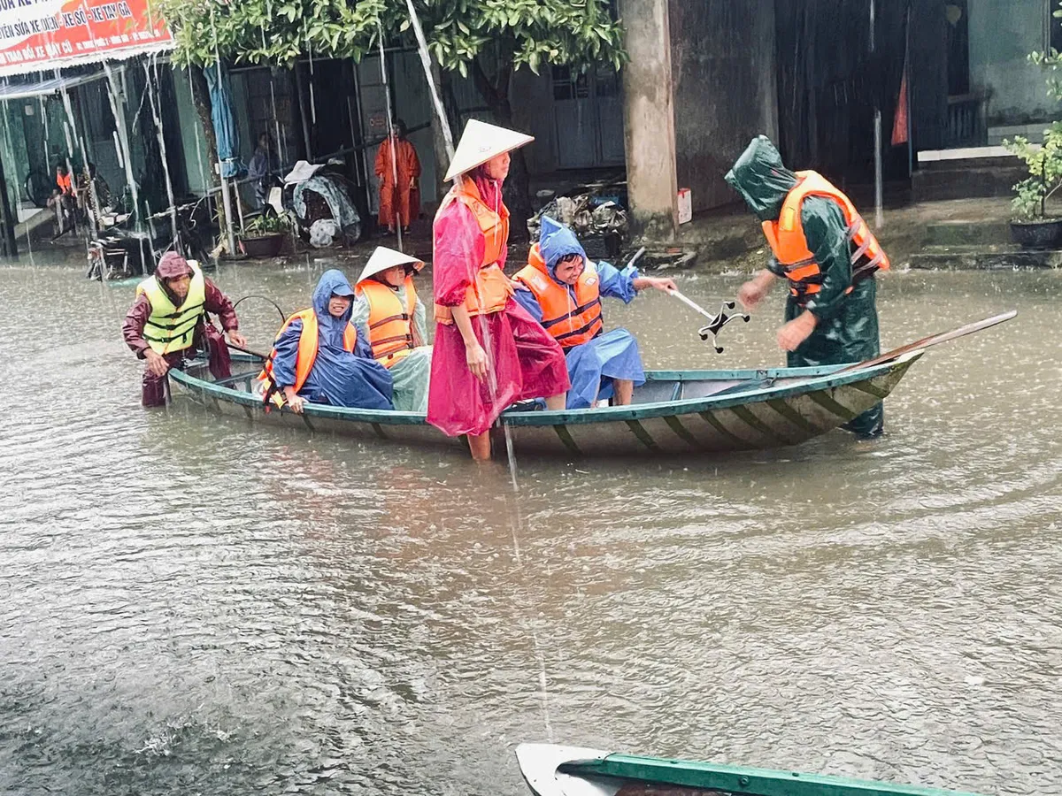 Nước lũ lên nhanh khiến nhiều nơi ở thành phố Đà Nẵng bị cô lập - Ảnh 2.