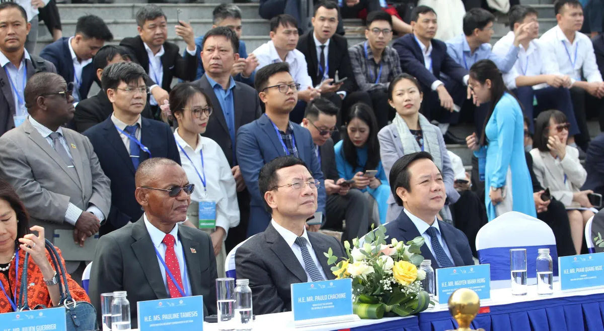 Ấn tượng màn trình diễn công nghệ tại lễ khai mạc Tuần lễ Số Quốc tế Việt Nam 2025 - Ảnh 1.