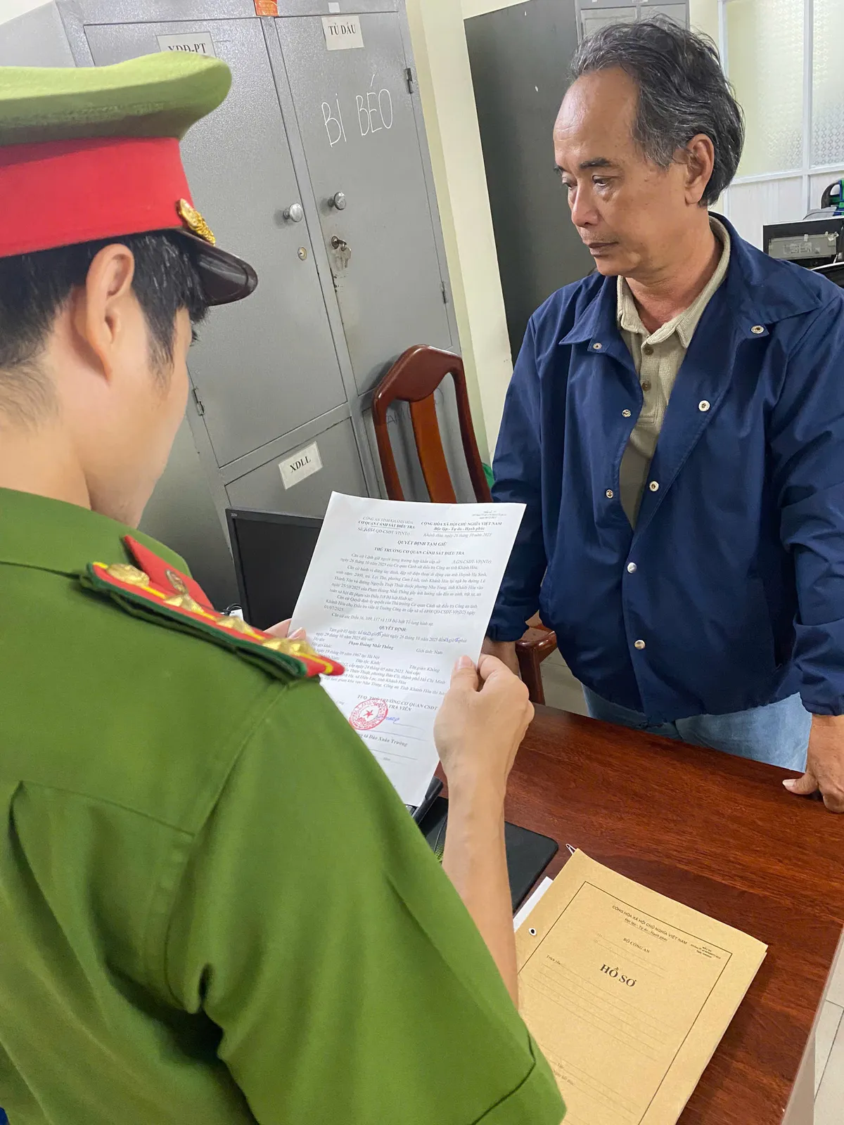 Tạm giữ hình sự đối tượng đánh tài xế taxi tới tấp giữa đường phố Nha Trang - Ảnh 1.