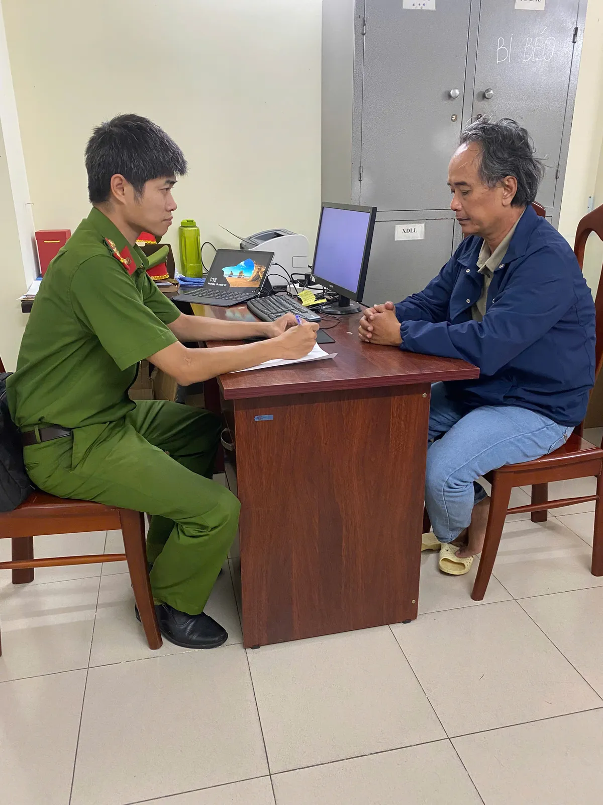 Tạm giữ hình sự đối tượng đánh tài xế taxi tới tấp giữa đường phố Nha Trang - Ảnh 2.