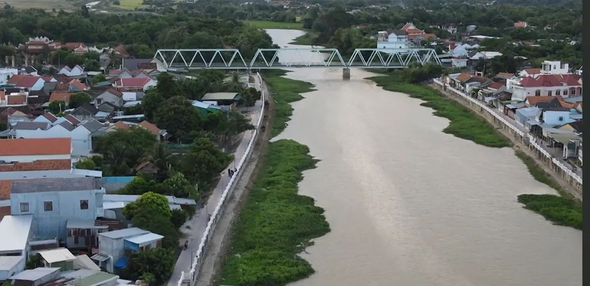 Cảnh báo lũ trên sông Dinh Ninh Hòa, mưa lớn kéo dài ở Khánh Hòa - Ảnh 1.