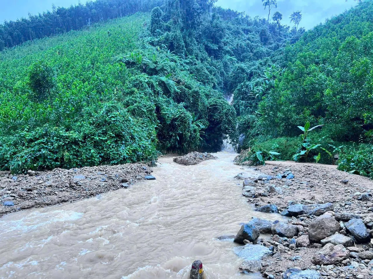 Đà Nẵng huy động lực lượng quân đội và dân quân khẩn trương ứng phó, khắc phục hậu quả mưa lũ - Ảnh 1.