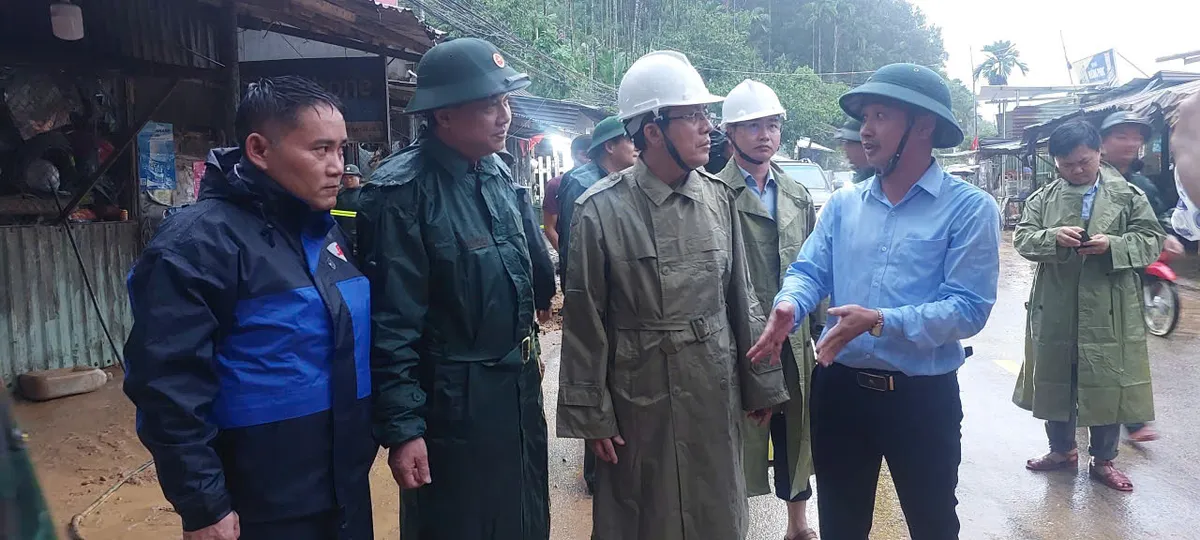 Đà Nẵng huy động lực lượng quân đội và dân quân khẩn trương ứng phó, khắc phục hậu quả mưa lũ - Ảnh 3.